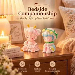 Deux figurines de filles mignonnes sur une table de chevet pour la décoration