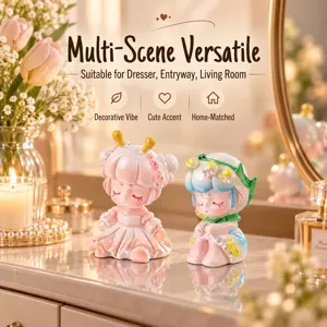 Gros plan de deux figurines de filles mignonnes sur une coiffeuse avec des fleurs.