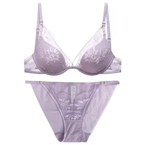 Elegante conjunto de lencería de encaje lavanda con sujetador bordado y braga a juego.