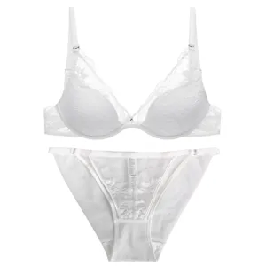 Elegante conjunto de lencería de encaje blanco con sujetador fino y bragas a juego