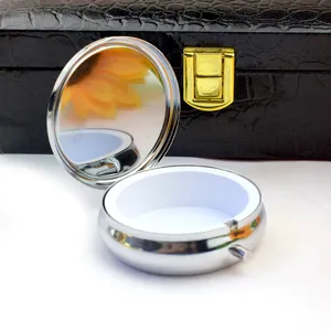 Vue détaillée de la boîte à pilules en métal de 6cm avec miroir et intérieur blanc