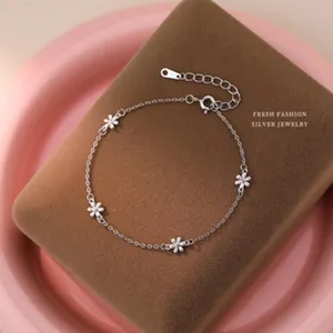 Detailansicht eines s999 Silberarmbandes mit vier zarten und eleganten Blumenanhängern