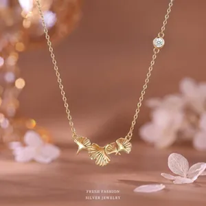 Detaillierte Ansicht der eleganten vergoldeten Ginkgoblatt-Halskette mit glänzenden Kristallen