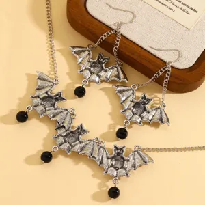 Detailweergave van vintage gotische vleermuis ketting en oorbellen set met kralen.