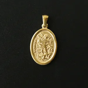 Colgante ovalado San Miguel vintage chapado en oro de 18K en acero de titanio puro