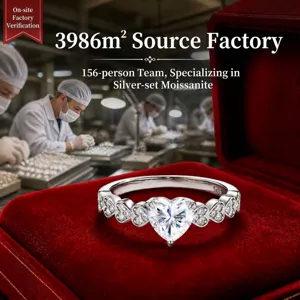 Vue macro d'une bague en moissanite en forme de cœur en argent S925 sur boîte en velours rouge