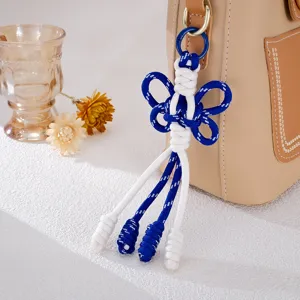 Handwerklicher blau-weißer gewebter Schmetterlings-Taschenanhänger für Rucksäcke