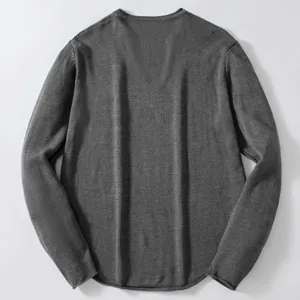 Rückansicht des grauen Vintage-Strickpullovers für Herren mit einem abgerundeten Saum