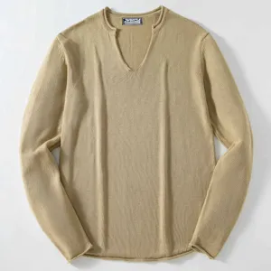 Komplette Flachbildansicht eines Herren Vintage Strickpullovers mit V-Ausschnitt in Khaki