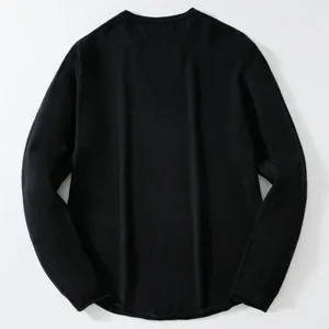 Detaillierte Rückansicht eines schwarzen Strickpullovers mit feiner Textur und Saum.
