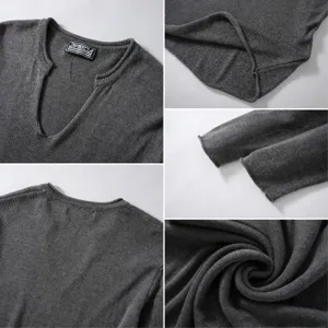 Detailansicht eines grauen Vintage-Strickpullovers mit V-Ausschnitt und Texturdetails.