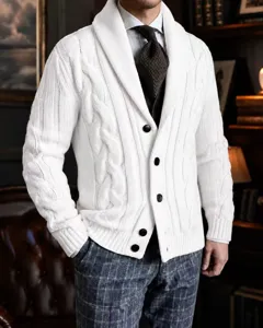 Vue détaillée du cardigan blanc pour homme avec col châle et maille torsadée boutons.