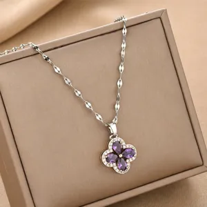 Collana in acciaio al titanio con pendente a quadrifoglio viola e zirconi micro pavé.