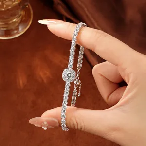 Detailansicht eines verstellbaren Silberarmbands mit brillantem 1-Karat-Moissanit-Zentrum.