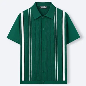Détail du polo en maille verte pour homme avec rayures verticales et texture chevron