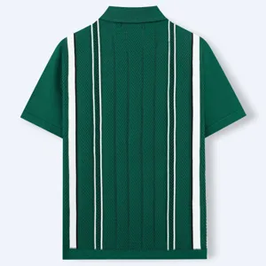 Vue arrière détaillée d'un polo en maille verte avec des rayures verticales chic.