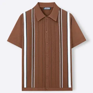 Vue détaillée de la texture tricotée en chevron et des boutons sur un polo à rayures marron