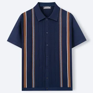 Détail de haute qualité du polo en maille bleu marine à rayures verticales marron et blanc