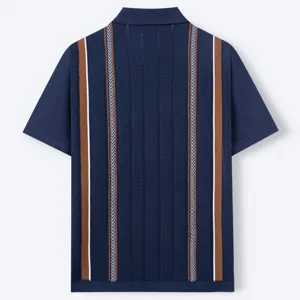 Vue arrière d'un polo en maille à rayures bleu marine avec des bandes verticales marron