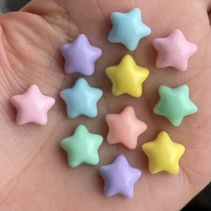 Vista detallada de mini abalorios de estrella de resina de colores para proyectos DIY