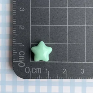 Primer plano detallado que muestra el tamaño exacto de una mini estrella de resina