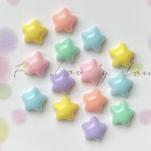 Detalle de mini cabujones de resina en forma de estrella de colores para manualidades DIY