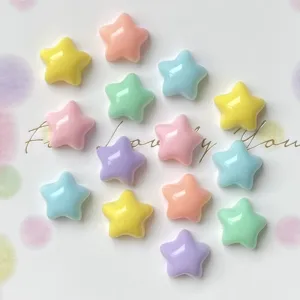 Primer plano de dijes de estrella de resina pastel para fundas de móvil DIY