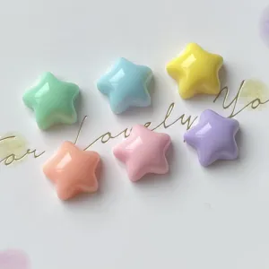 Primer plano de mini estrellas de resina de colores para manualidades DIY