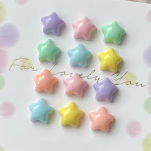 Vista detallada de dijes de estrellas de resina en tonos pastel para manualidades