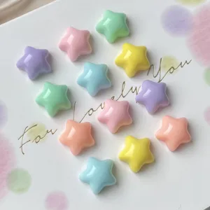 Detalle macro de cuentas de resina en forma de mini estrella para manualidades DIY