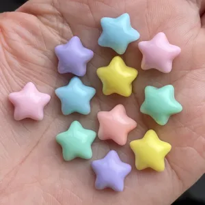 Detalle de mini estrellas de resina de colores para fundas de móvil y manualidades