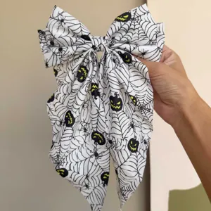 Detailansicht der Halloween-Stoff-Haarschleife mit Spinnennetz- und Kürbis-Drucken.