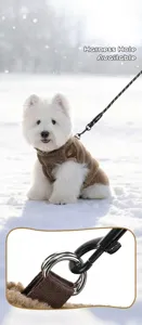 Gros plan de l'anneau en D sur la veste d'hiver en laine d'agneau marron pour chien.