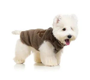 Vue détaillée d'un chien Westie blanc portant une veste d'hiver chaude en velours d'agneau