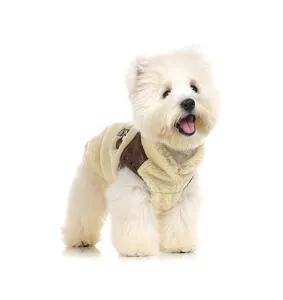 Vue détaillée d'un petit chien blanc portant une veste chaude en polaire beige.