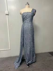 Détail latéral d'une robe de soirée à paillettes bleu clair avec fente à la cuisse