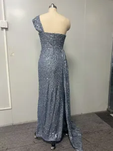 Détail arrière d'une élégante robe de soirée à paillettes bleues à une épaule sur socle