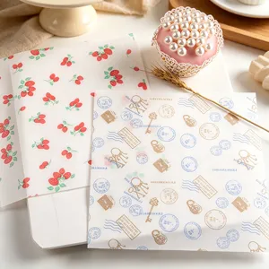 Voedselveilig vetvrij vetvrij papier met aardbeien- en vintage stempelpatronen