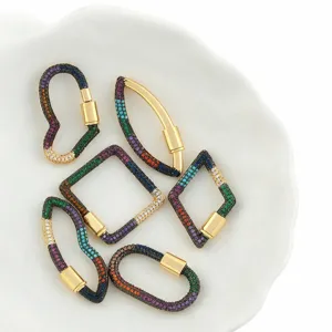 Vue détaillée des fermoirs mousquetons arc-en-ciel sertis pour la création de bijoux DIY
