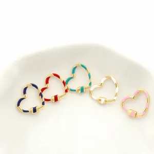 Détail de fermoirs à vis en forme de cœur en émail coloré avec placage or 18 carats.
