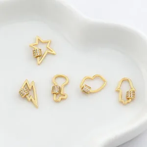 Gros plan de fermoirs à vis micro-pavé dorés 18 carats en formes d'étoile et d'éclair.