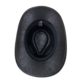 Vista interna di un cappello da cowboy nero vintage con etichetta in 100% poliestere