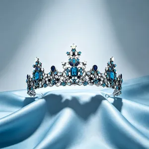 Detailweergave van een vintage bruidskroon versierd met elegante blauwe strassteentjes