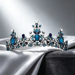 Gedetailleerde opname van vintage bruidskroon met blauwe edelstenen en zilveren afwerking.