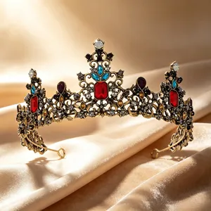 Gedetailleerde weergave van een gouden vintage kroon met gekleurde strassteentjes op zijde.