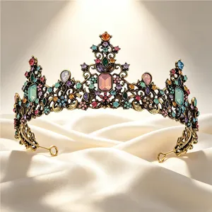 Gedetailleerde weergave van luxe vintage gouden bruidskroon met kleurrijke kristallen