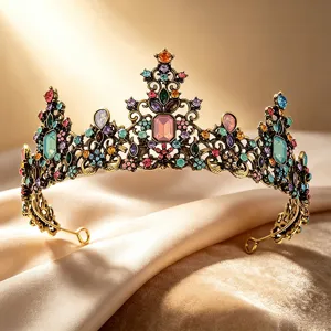 Gedetailleerd macrozicht op een vintage gouden kroon met levendige veelkleurige strass