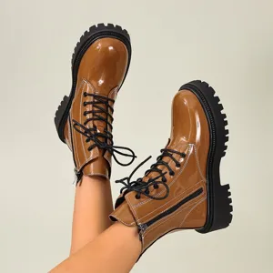 Détail latéral de bottines à plateforme en cuir verni marron avec semelle crantée