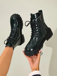 Détail de bottines à plateforme en cuir verni vert foncé brillant pour femmes