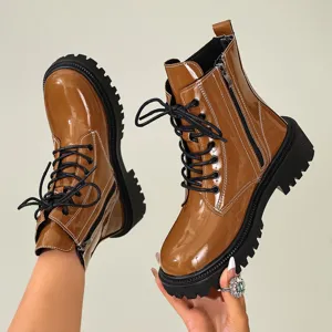 Gros plan de bottines de combat marron en cuir verni à semelle plateforme épaisse pour femme